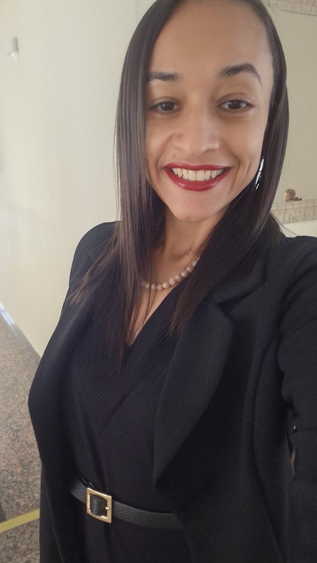 Amanda Cazzaro, fundadora da Naica, usando um colar de pedras naturais